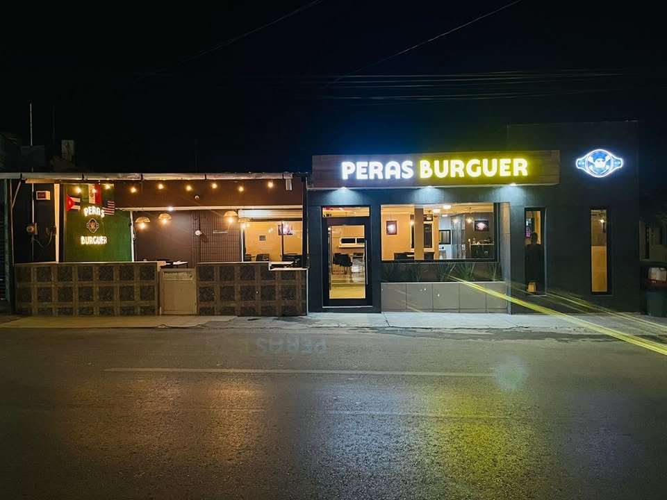 Restaurante Peras Burgers fachada nocturna en Cd. Victoria