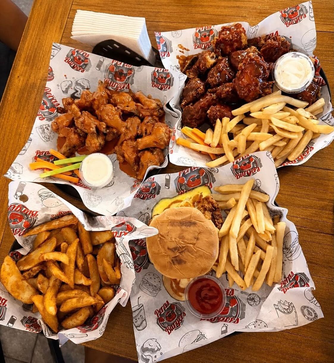 Combo alitas y boneless con hamburguesa y papas en Peras Burgers
