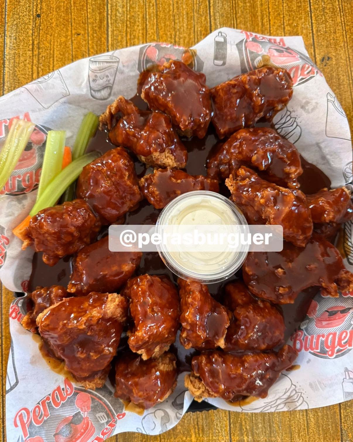 Boneless BBQ Peras Burgers con salsa y apio