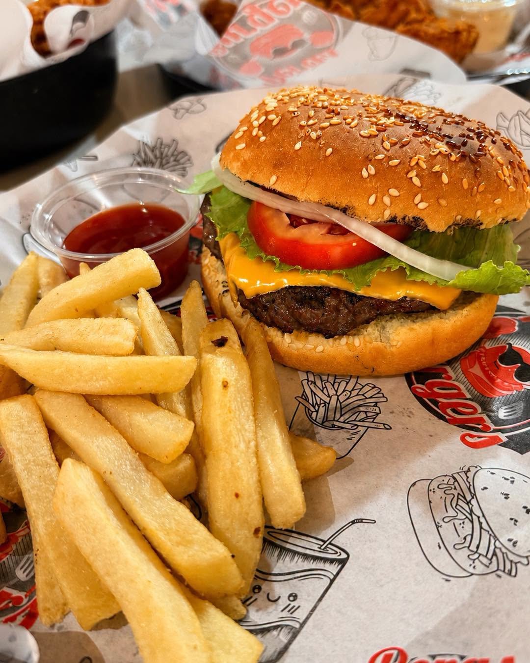 Hamburguesa Clásica Peras Burgers con queso, lechuga, tomate y papas fritas